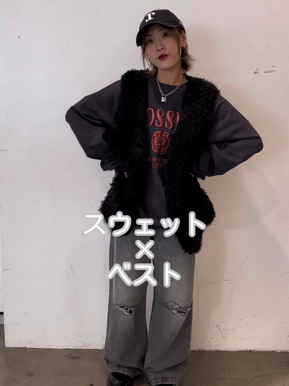 ブラック系のモッズコート、ブラック系のスウェット、ブラック系のデニムパンツを着用したレディースの秋コーディネートの4枚目の写真