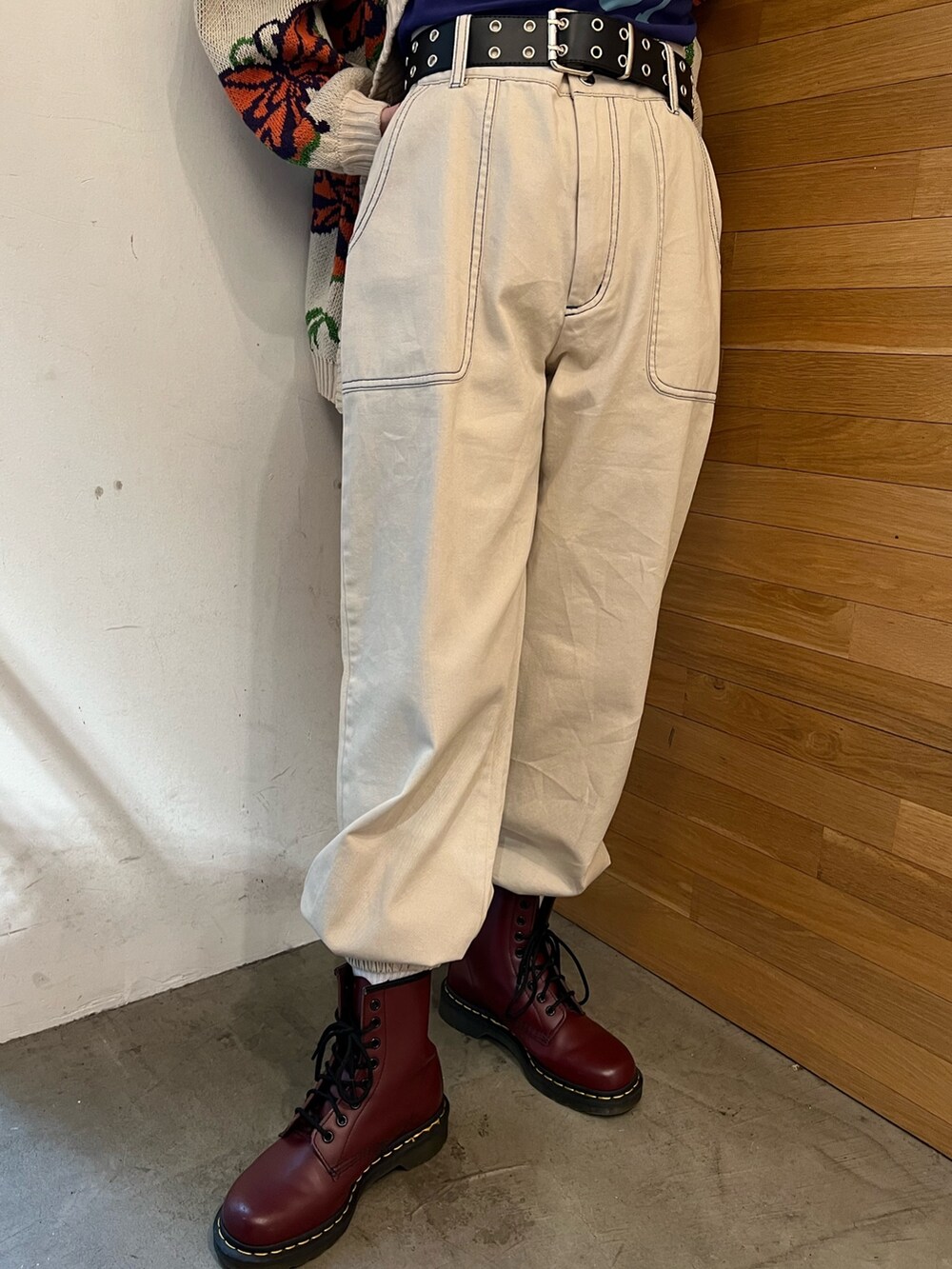 ホワイト系のカーディガン/ボレロ、パープル系のTシャツ/カットソー、ホワイト系のその他パンツを着用したレディースの冬コーディネートの8枚目の写真