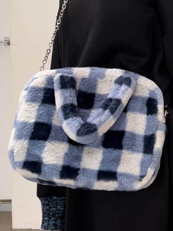 ブラック系のその他シューズ、ブルー系のボストンバッグ、ブラック系のワンピースを着用したレディースの秋コーディネートの7枚目の写真