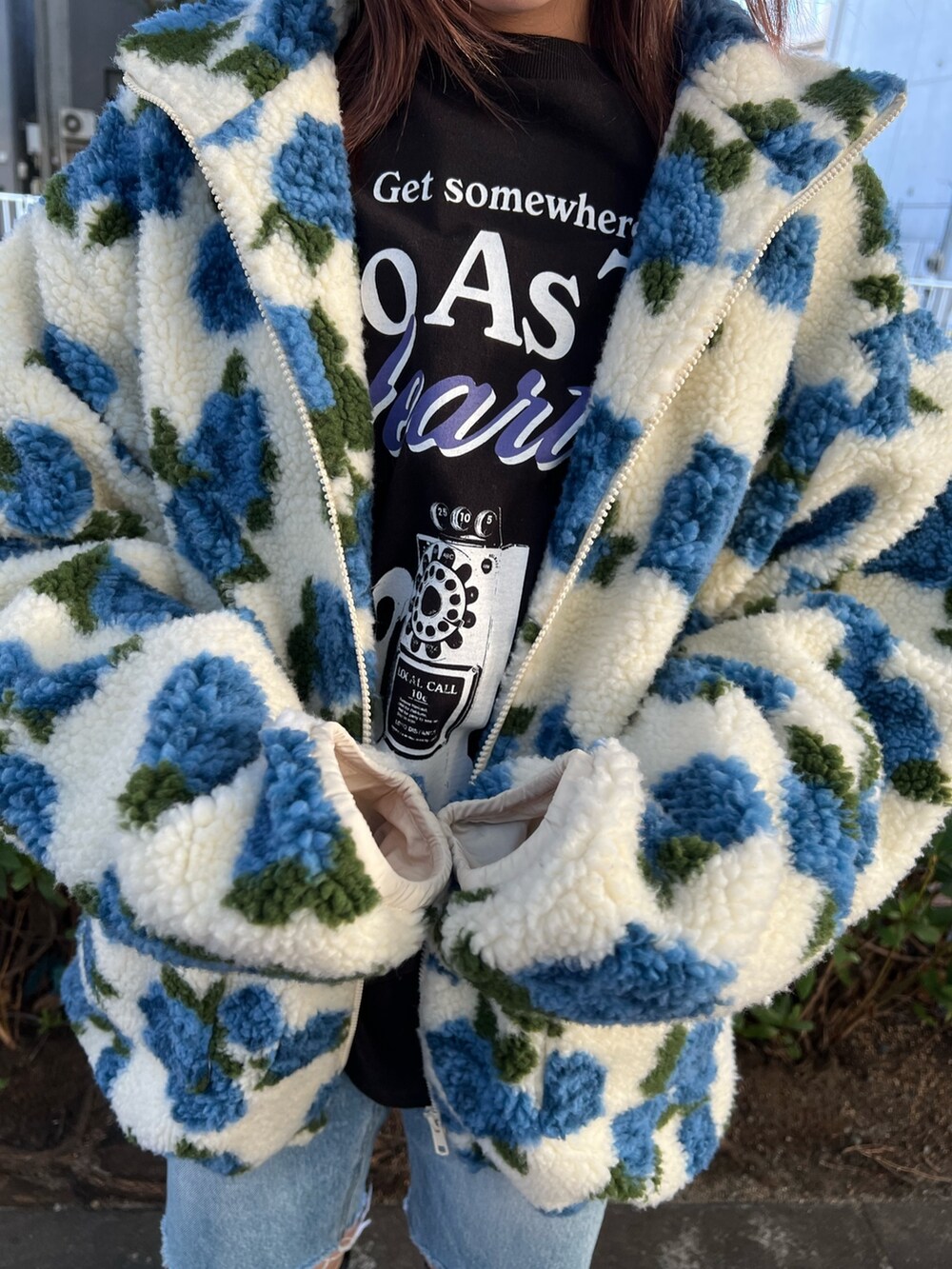 ブラック系のTシャツ/カットソー、ホワイト系のブルゾン、ブラック系のブーツを着用したレディースの夏コーディネートの9枚目の写真