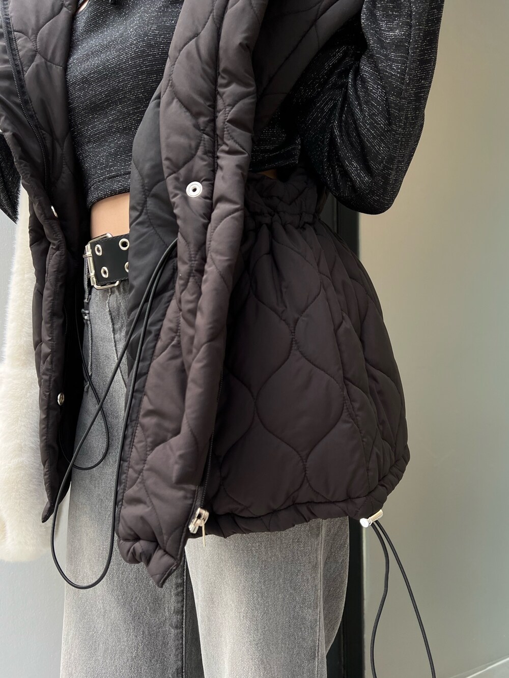 ブラック系のデニムパンツ、ブラック系のTシャツ/カットソー、ブラック系のその他アウターを着用したレディースの冬コーディネートの8枚目の写真