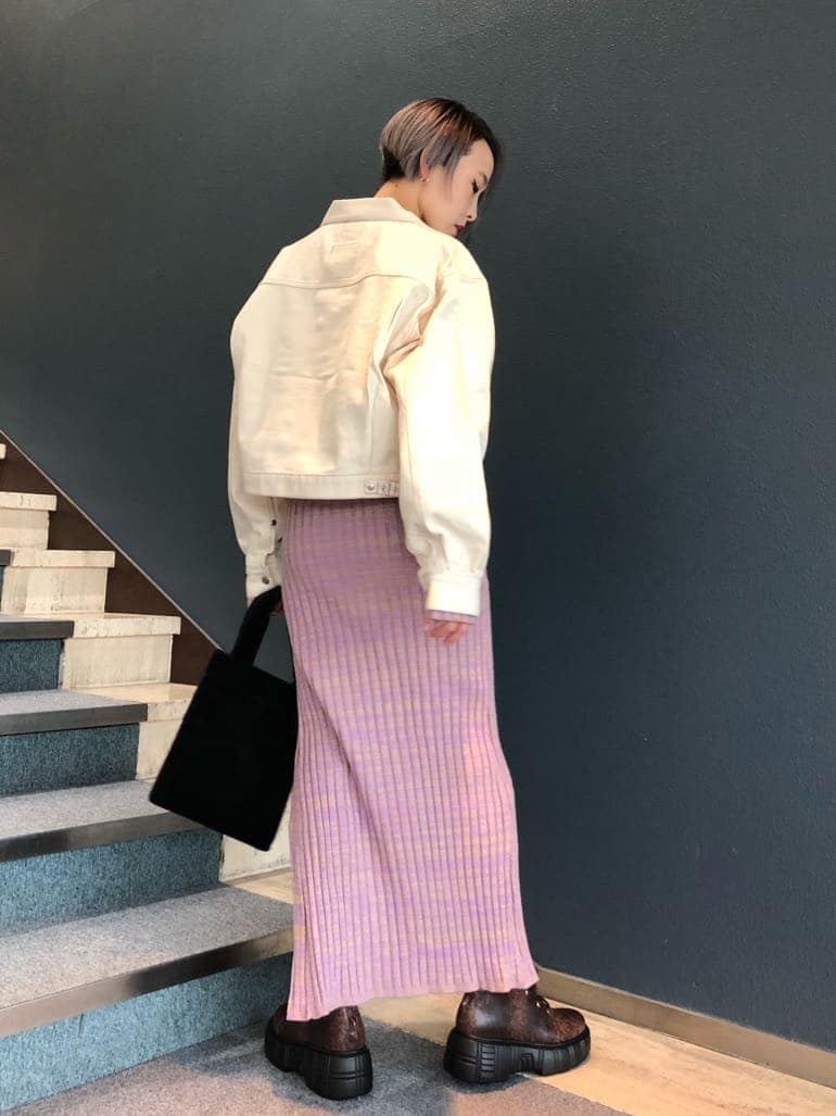 ブラウン系のブーツ、ホワイト系のデニムジャケット、パープル系のワンピースを着用したレディースの夏コーディネートの2枚目の写真