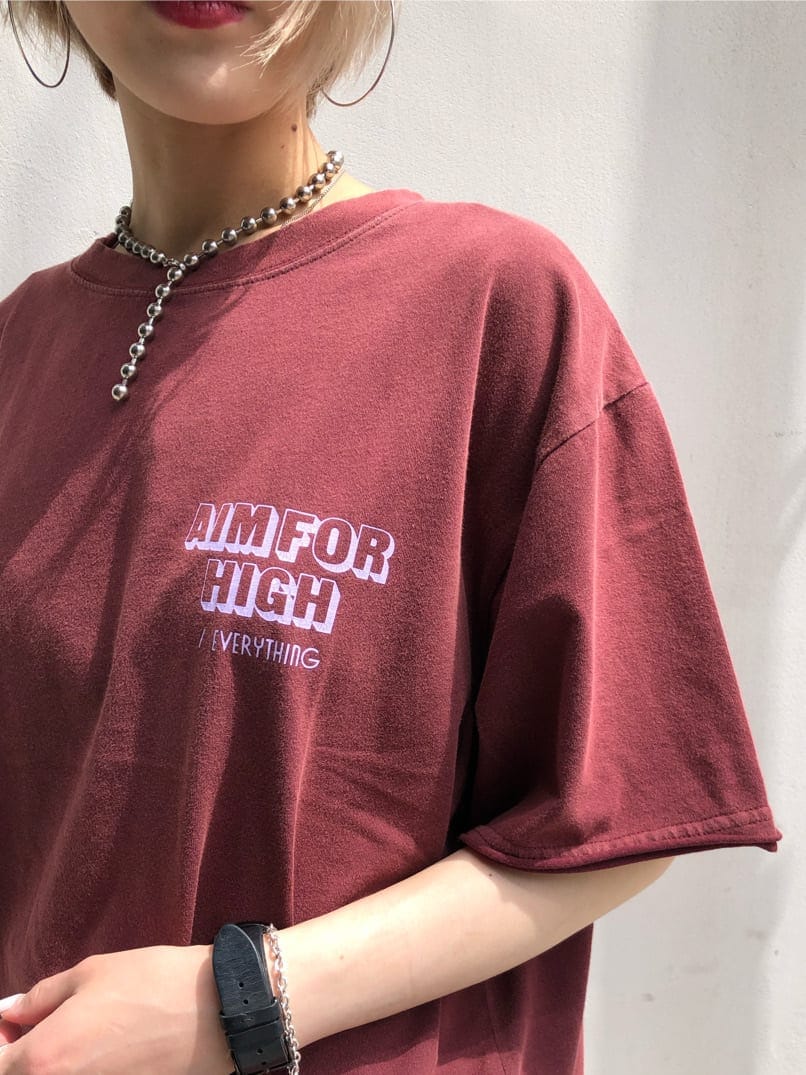 ホワイト系のその他パンツ、レッド系のTシャツ/カットソー、シルバー系のチョーカーを着用したレディースの夏コーディネートの4枚目の写真