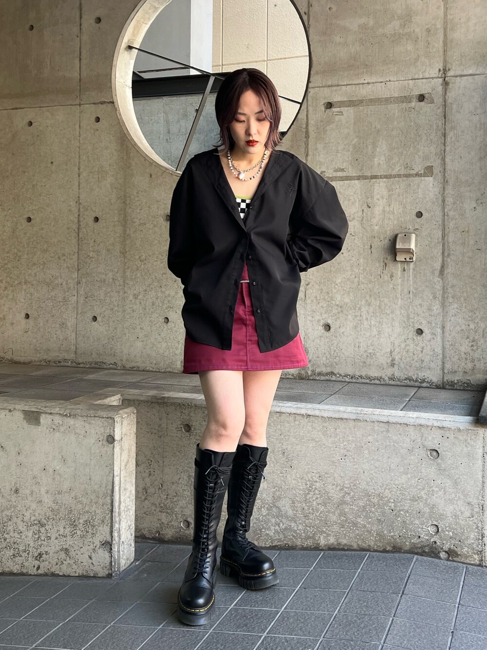 ブラック系のシャツ/ブラウス、レッド系のその他パンツを着用したレディースの冬コーディネートの2枚目の写真