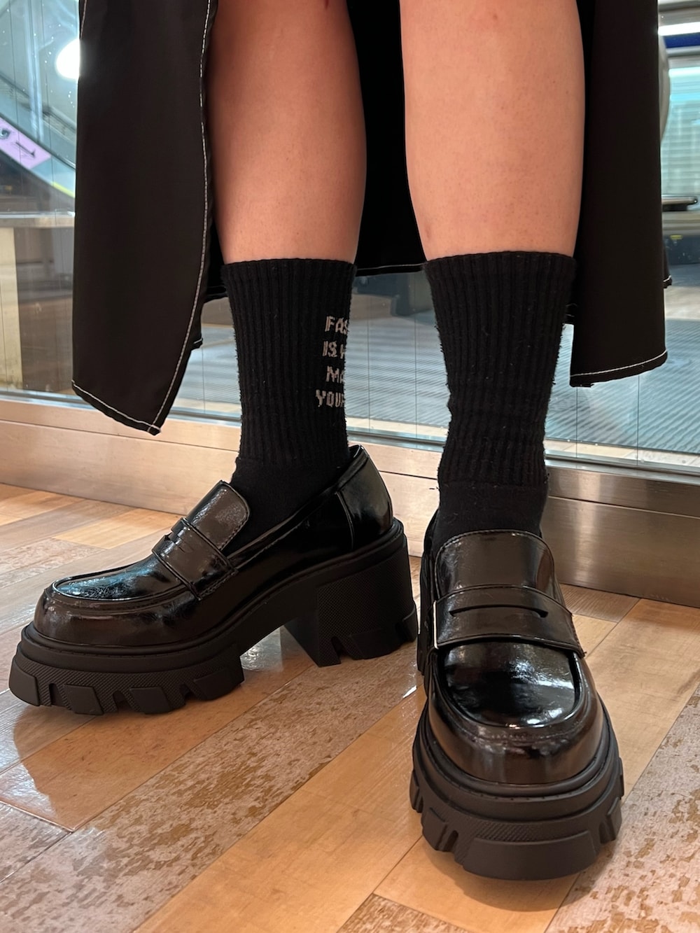 パープル系のスウェット、ブラック系のワンピース、ブラック系のローファーを着用したレディースの春コーディネートの10枚目の写真