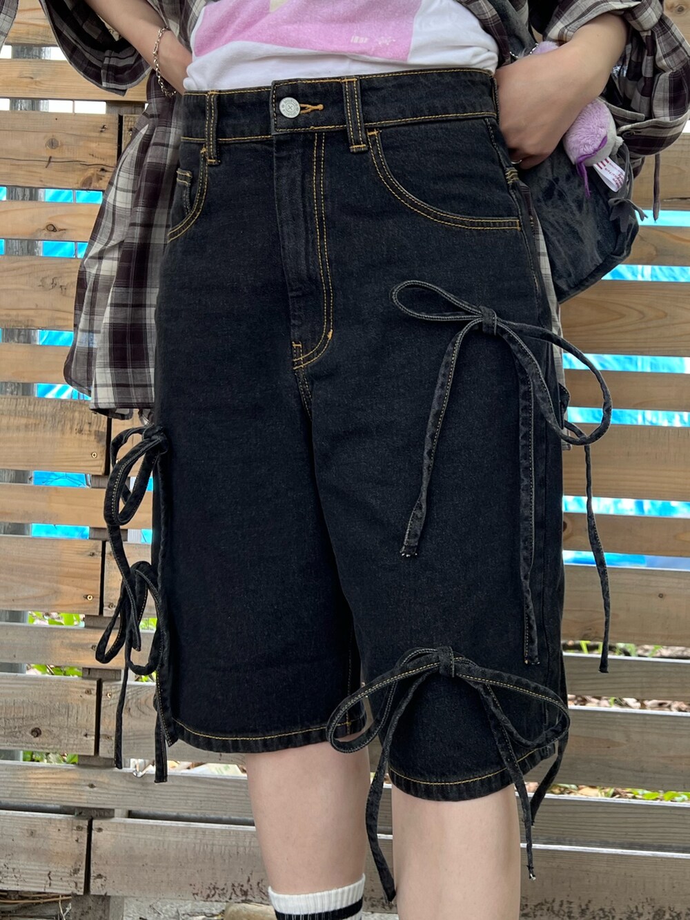 ブラウン系のシャツ/ブラウス、ブラック系のデニムパンツ、ブラック系のメッセンジャーバッグを着用したレディースの春コーディネートの4枚目の写真