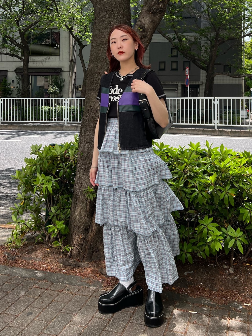 ブラック系のTシャツ/カットソー、ブラック系のベスト、ブラック系のハンドバッグを着用したレディースの夏コーディネートの2枚目の写真