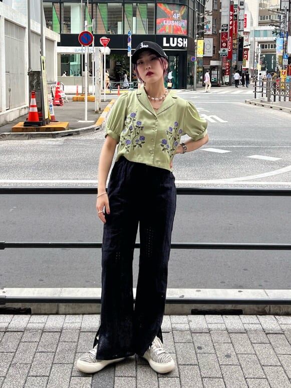 ブラック系のその他パンツ、グリーン系のシャツ/ブラウス、ブラック系のキャップを着用したレディースの夏コーディネートの4枚目の写真