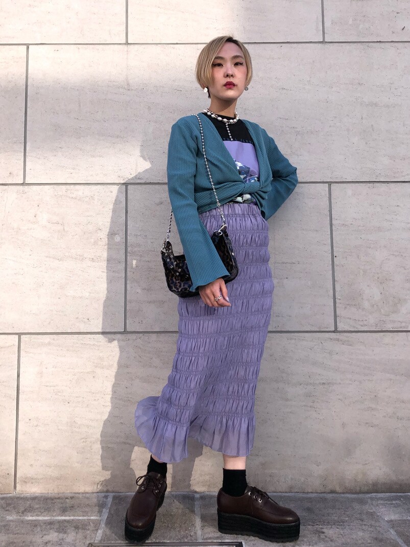 その他のショルダーバッグ、パープル系のスカート、ブラウン系のローファーを着用したレディースの春コーディネートの2枚目の写真