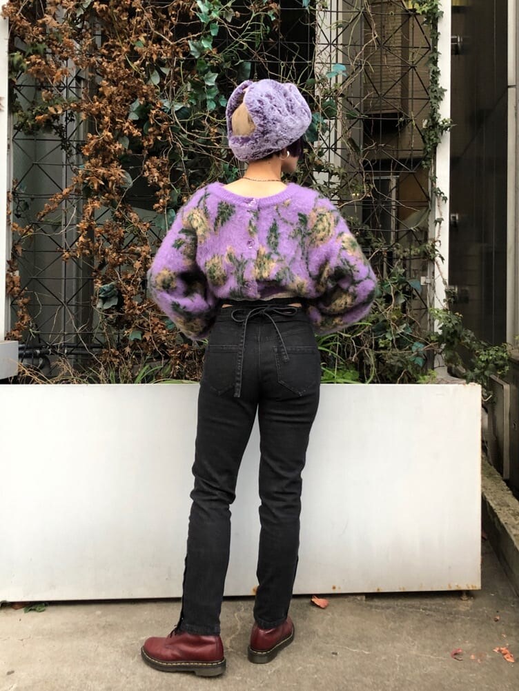 ブラック系のデニムパンツ、ブラック系のデニムジャケット、パープル系のカーディガン/ボレロを着用したレディースの冬コーディネートの5枚目の写真