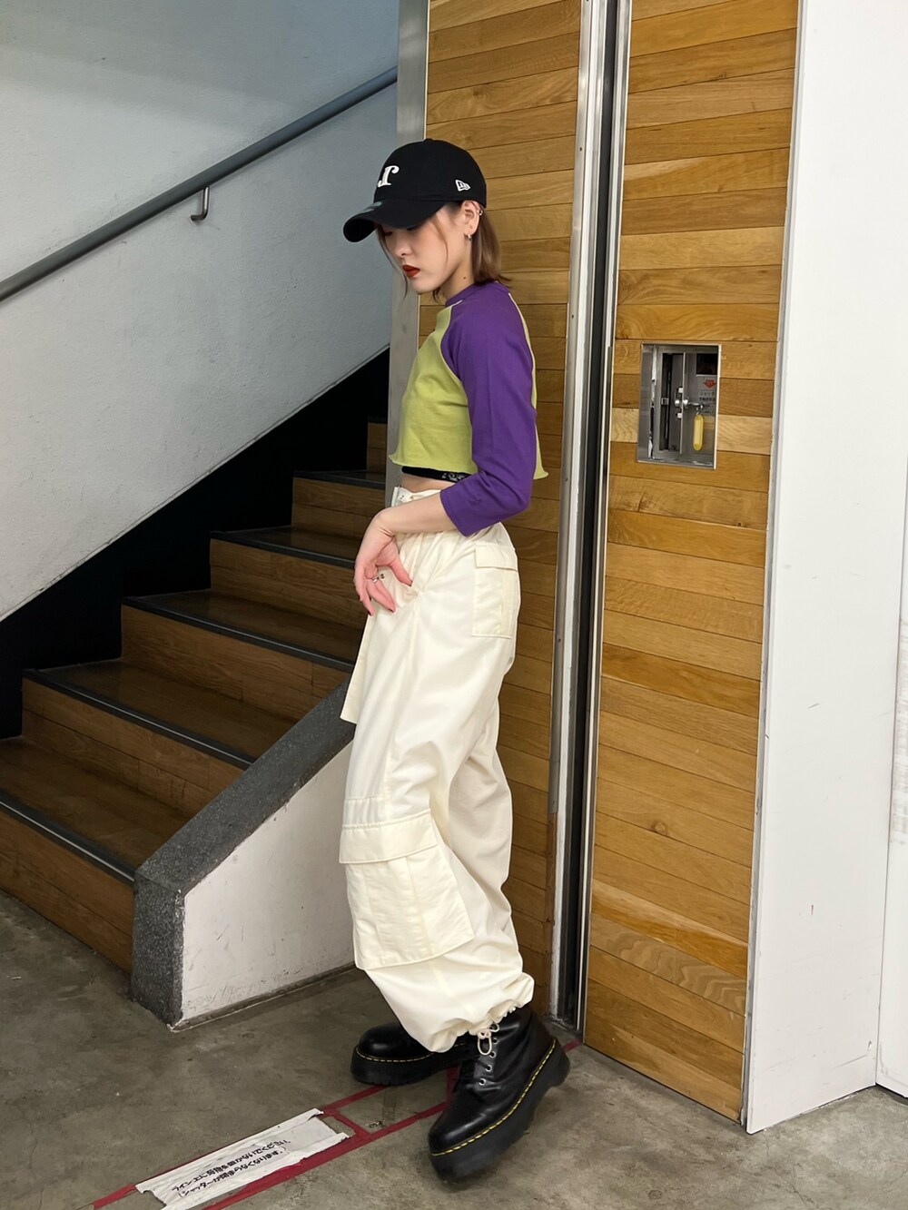 グリーン系のTシャツ/カットソー、ホワイト系のその他パンツ、ブラック系のその他シューズを着用したレディースの冬コーディネートの2枚目の写真