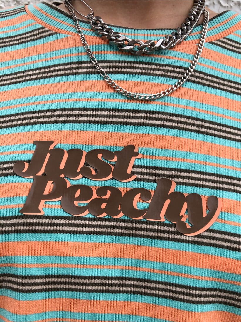 ブラック系のスカート、その他のTシャツ/カットソーを着用したレディースの秋コーディネートの7枚目の写真