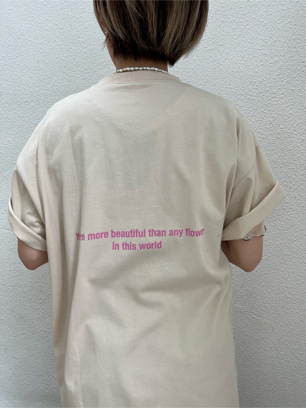 ブラック系のハンドバッグ、パープル系のワンピース、ブラック系のその他シューズを着用したレディースの夏コーディネートの7枚目の写真