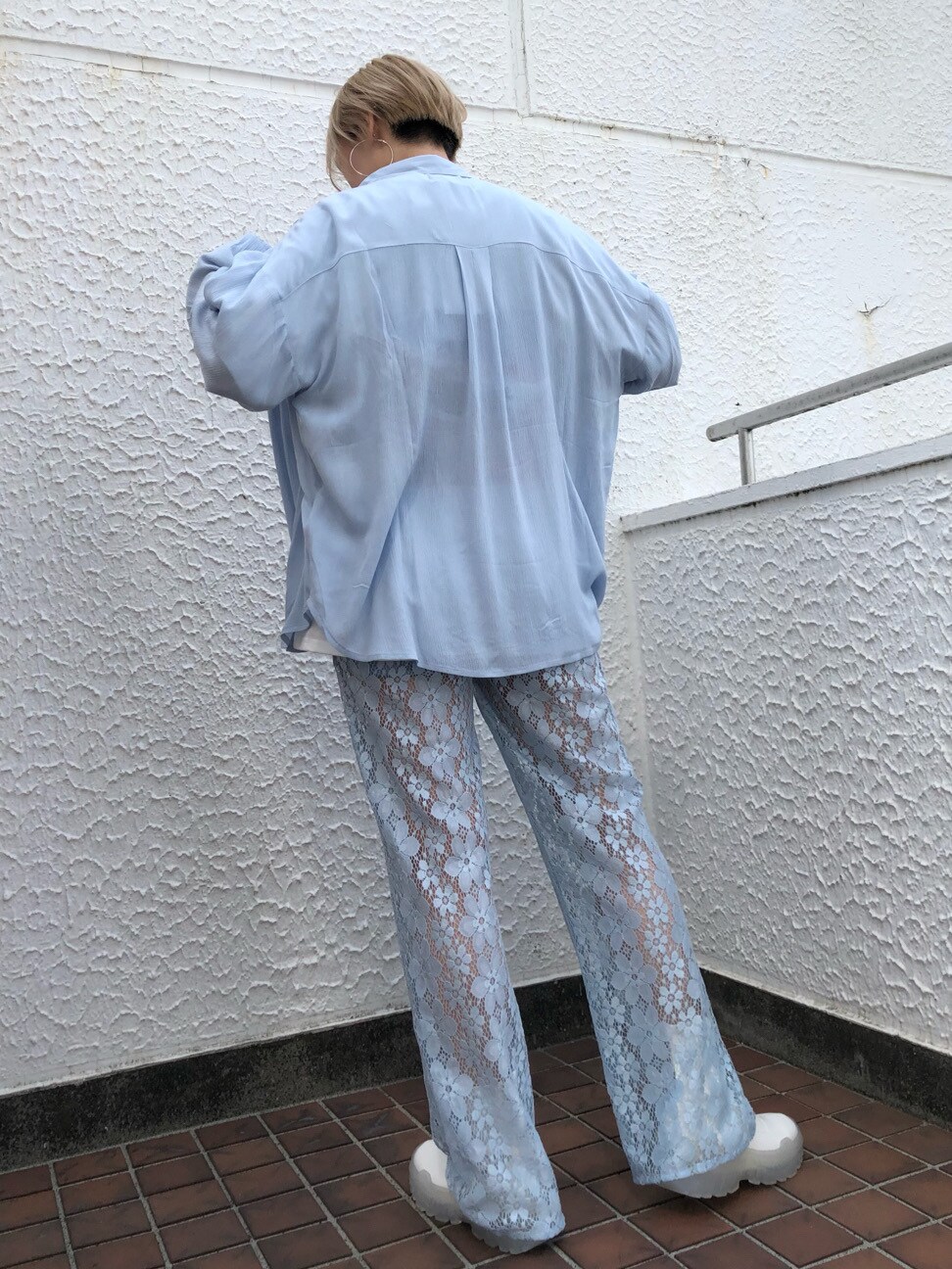 ホワイト系のブーツ、ブルー系のシャツ/ブラウス、ホワイト系のTシャツ/カットソーを着用したレディースの春コーディネートの7枚目の写真