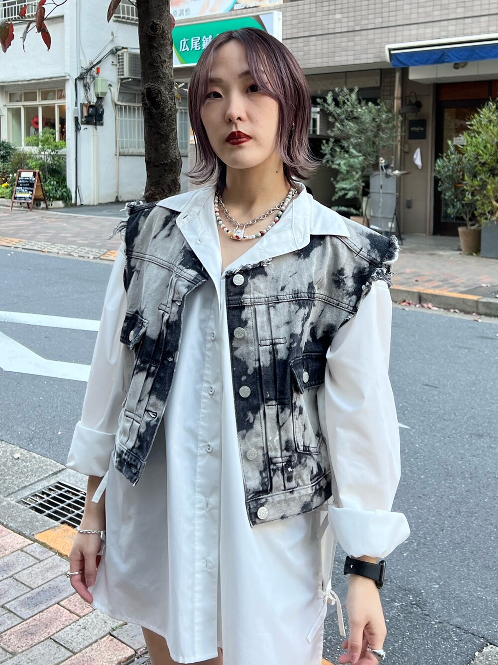 ブラック系のデニムジャケット、ホワイト系のシャツ/ブラウス、ブラック系のデニムパンツを着用したレディースの冬コーディネートの5枚目の写真