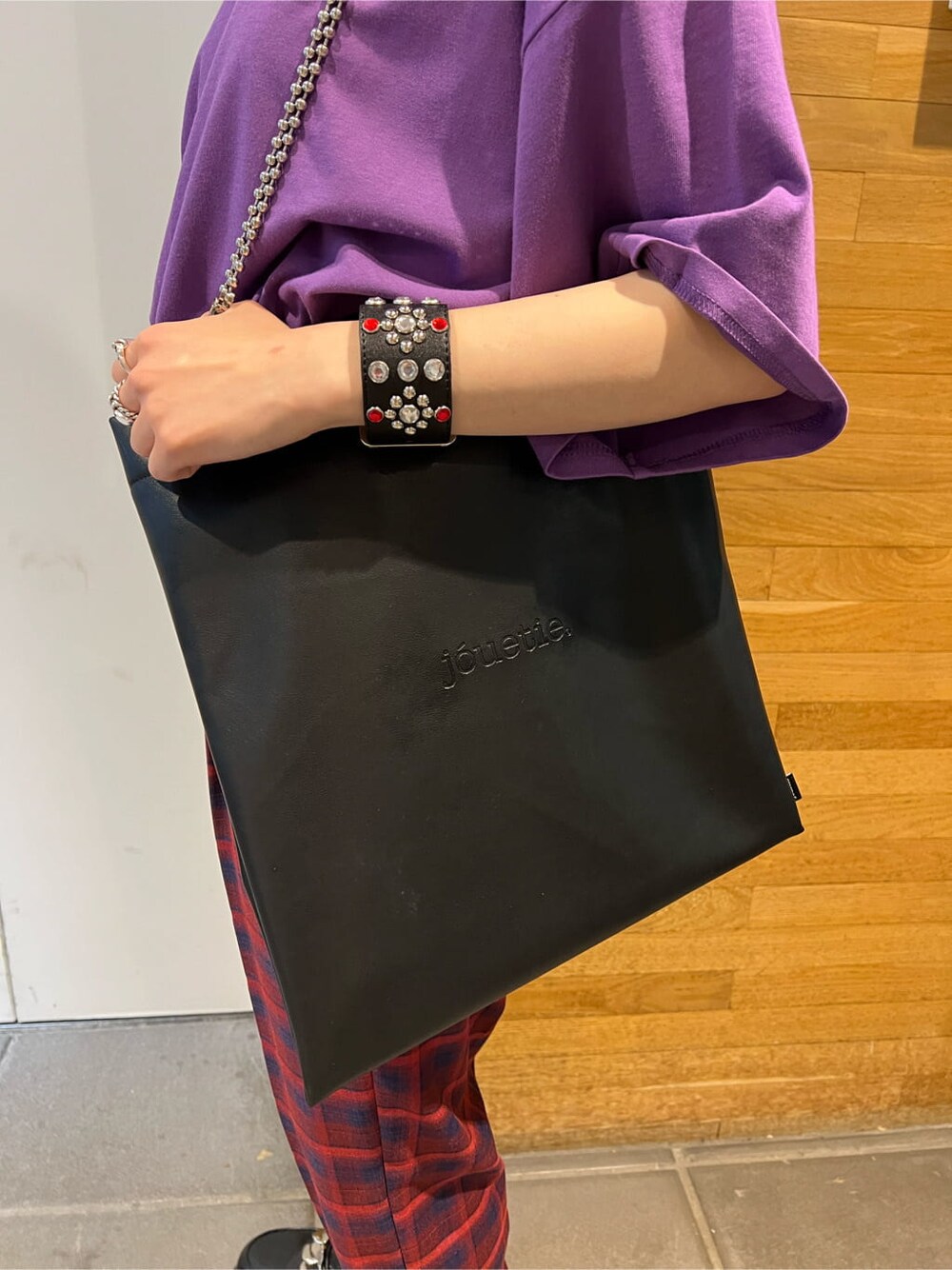 ブラック系のその他シューズ、ブラック系のトートバッグ、パープル系のTシャツ/カットソーを着用したレディースの夏コーディネートの10枚目の写真