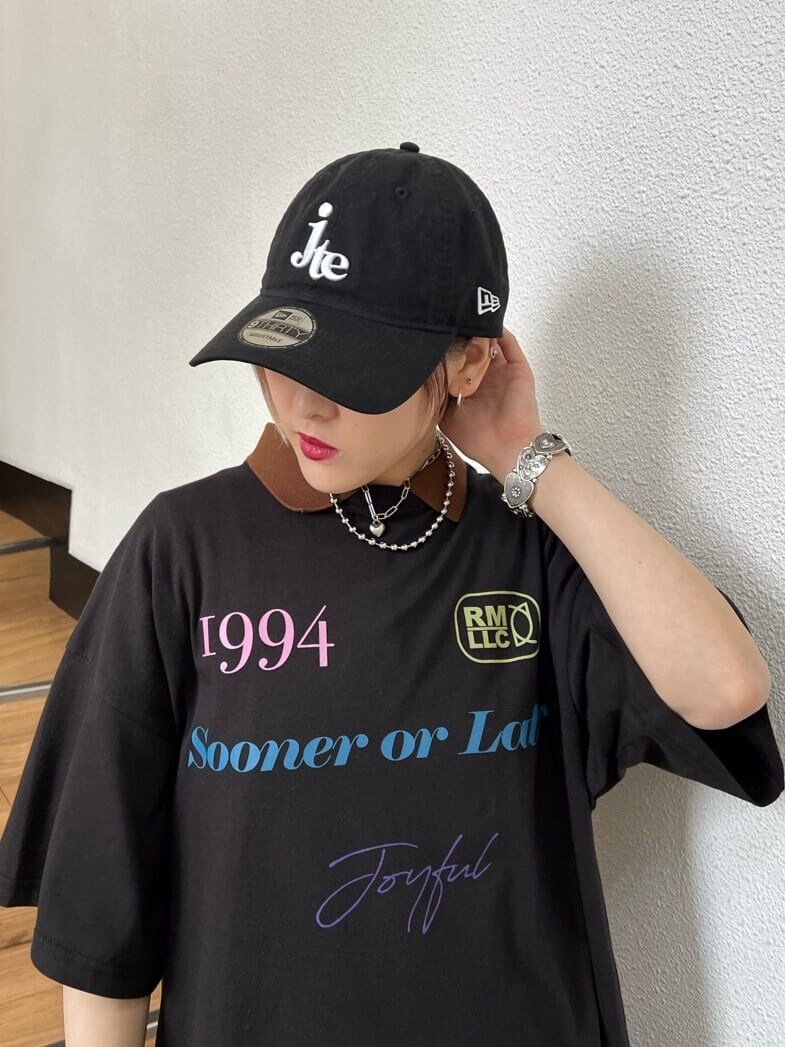 ブラック系のTシャツ/カットソー、パープル系のワンピース、ブラック系のキャップを着用したレディースの夏コーディネートの6枚目の写真