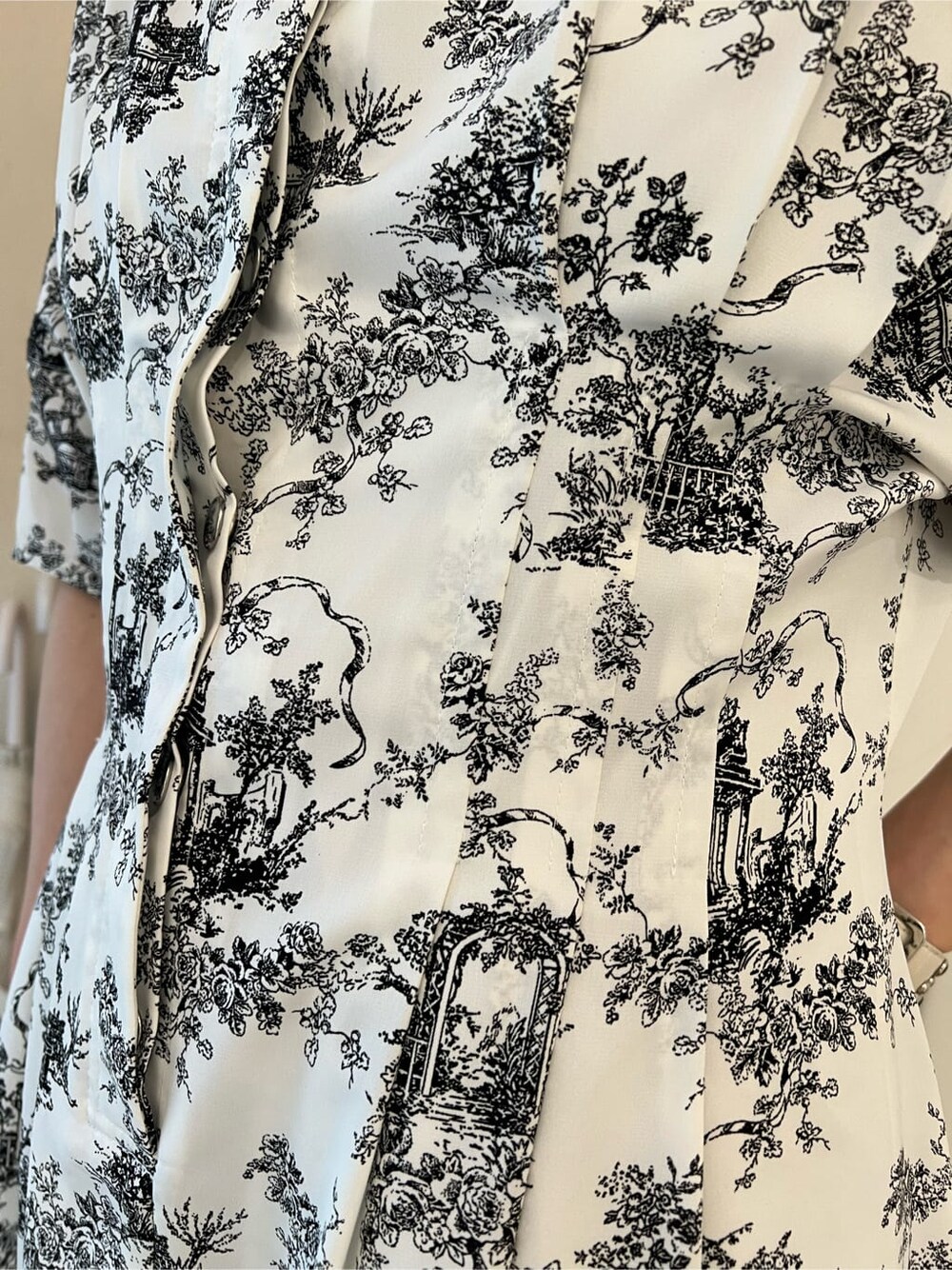 ホワイト系のワンピース、ブラック系のその他パンツ、ホワイト系のブレスレットを着用したレディースの夏コーディネートの9枚目の写真