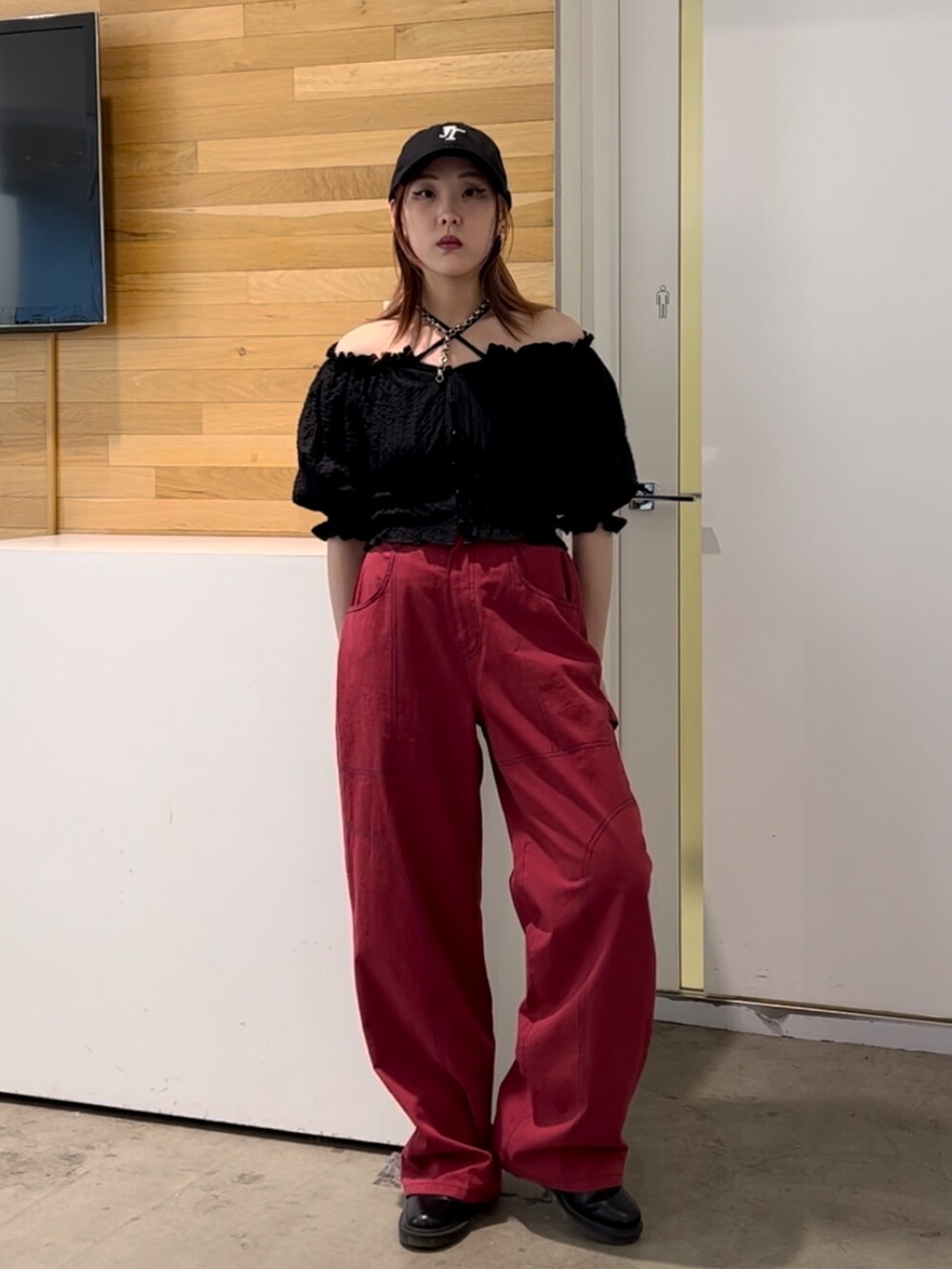 ブラック系のシャツ/ブラウス、レッド系のその他パンツを着用したレディースの夏コーディネートの5枚目の写真