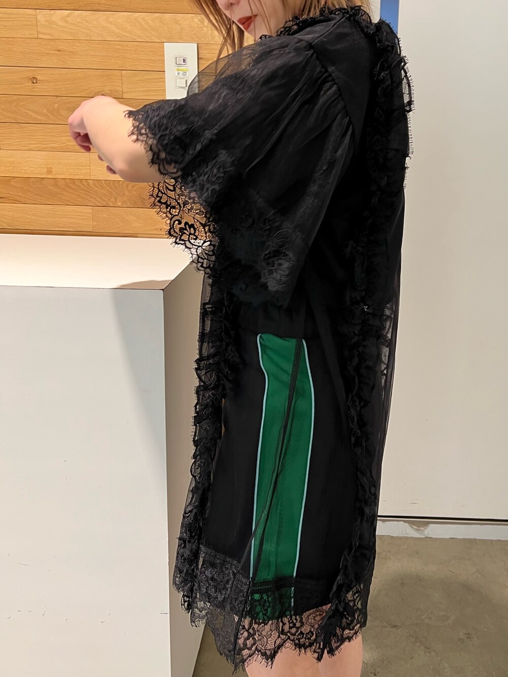 ブラック系のワンピース、ブラック系のスカートを着用したレディースの春コーディネートの9枚目の写真