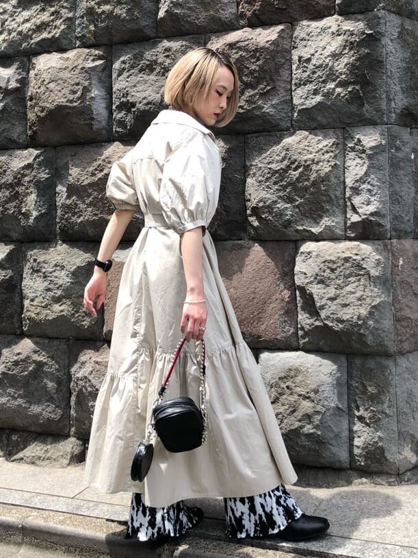 ホワイト系のワンピース、その他のその他パンツ、ブラック系のショルダーバッグを着用したレディースの夏コーディネートの2枚目の写真