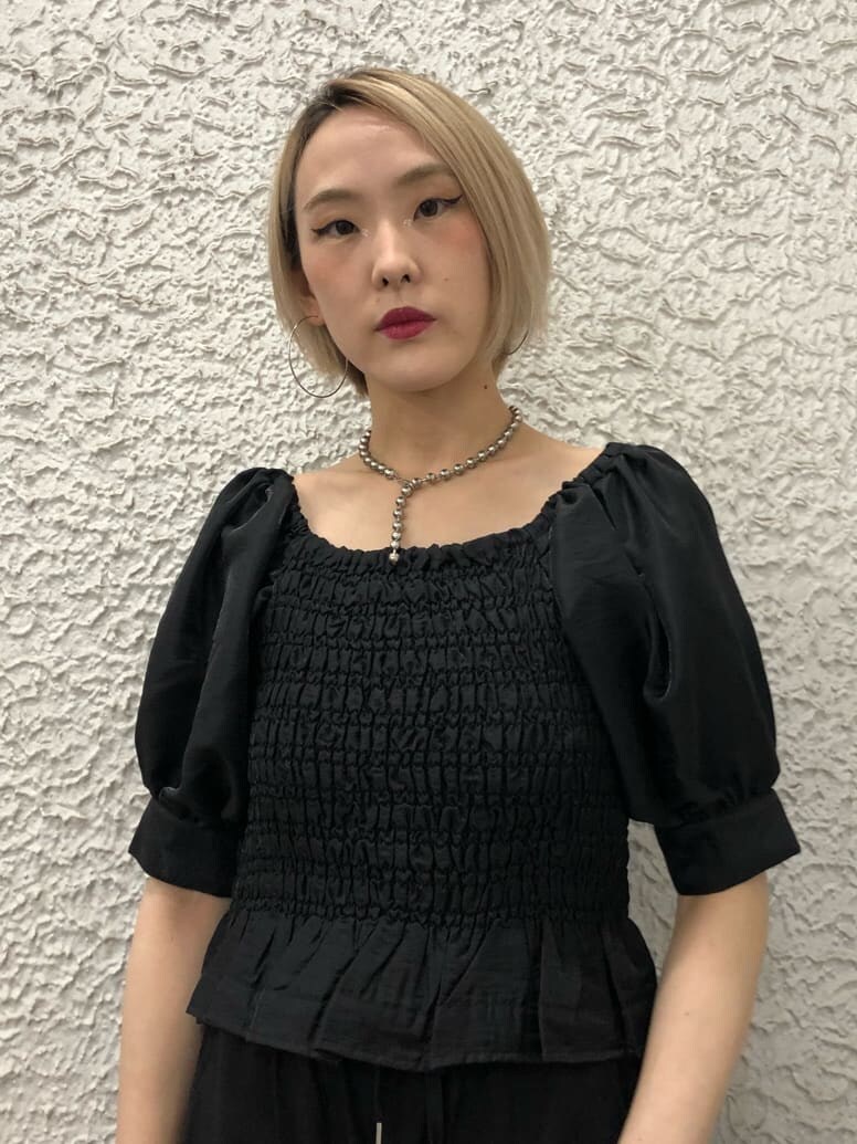 ブラック系のブーツ、ブラック系のシャツ/ブラウス、ブラック系のその他パンツを着用したレディースの夏コーディネートの5枚目の写真