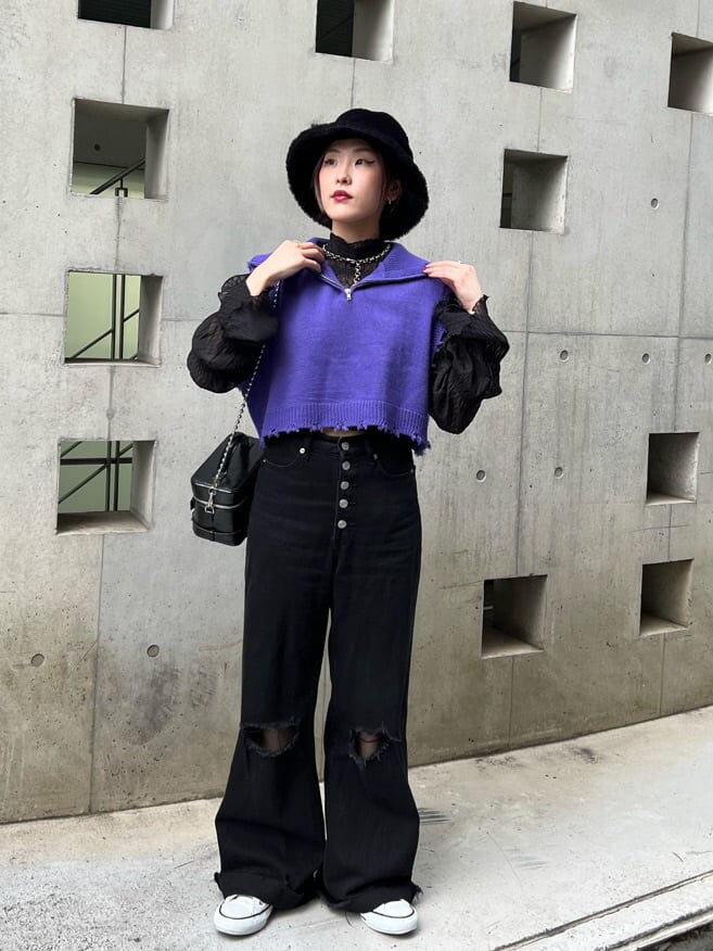 ブラック系のデニムパンツ、パープル系のベスト、ブラック系のシャツ/ブラウスを着用したレディースの夏コーディネートの5枚目の写真