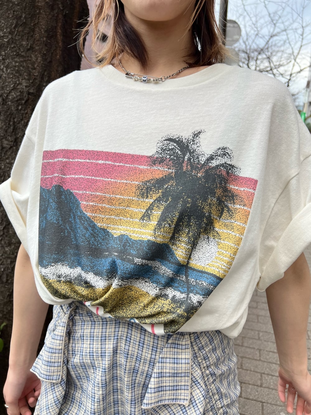 ブルー系のスカート、ホワイト系のTシャツ/カットソー、ホワイト系のハンチング/ベレー帽を着用したレディースの春コーディネートの6枚目の写真