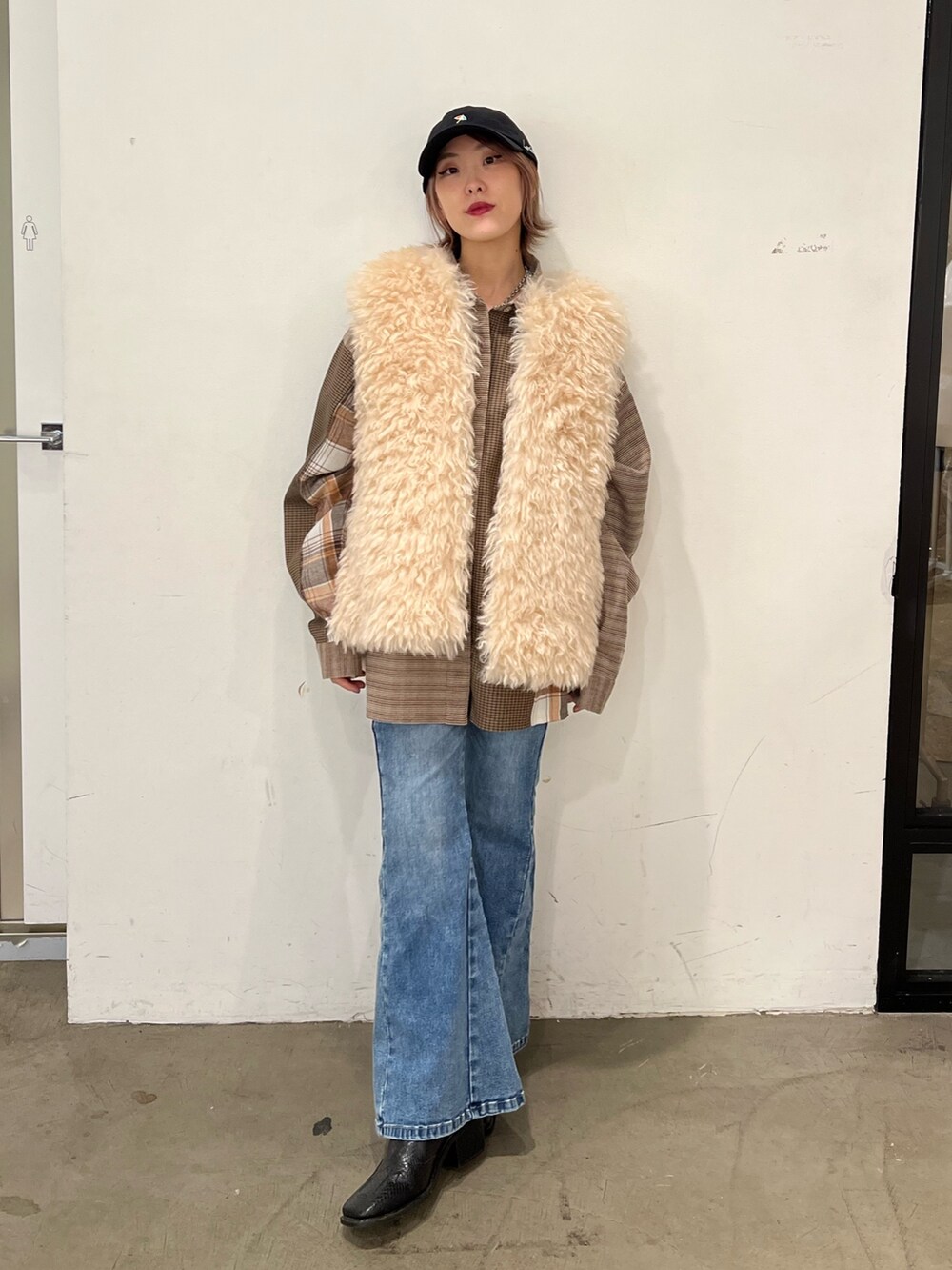 ベージュ系のシャツ/ブラウス、ホワイト系のモッズコート、ブルー系のデニムパンツを着用したレディースの秋コーディネートの4枚目の写真