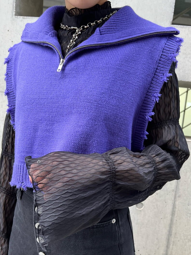 ブラック系のデニムパンツ、パープル系のベスト、ブラック系のシャツ/ブラウスを着用したレディースの夏コーディネートの7枚目の写真