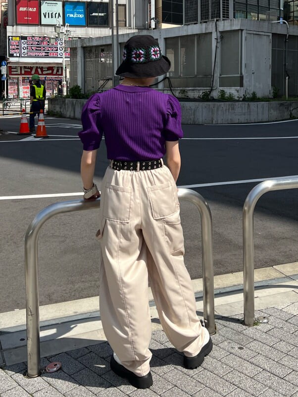 ホワイト系のスラックス、ホワイト系のその他シューズ、ホワイト系のキャミソールを着用したレディースの春コーディネートの4枚目の写真