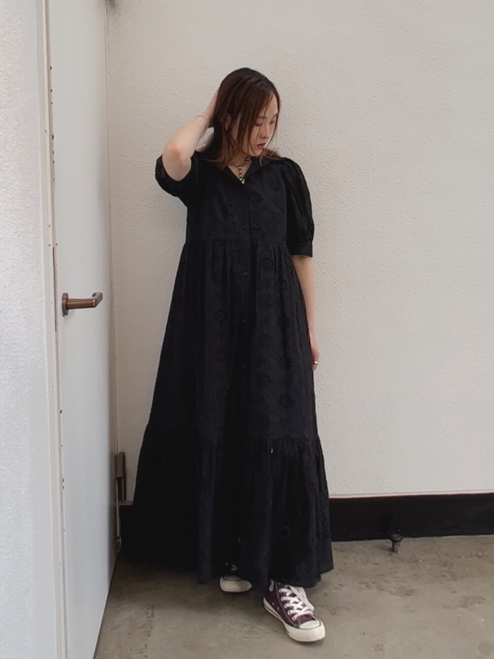 ブラック系のワンピース、パープル系のスニーカーを着用したレディースの夏コーディネートの5枚目の写真
