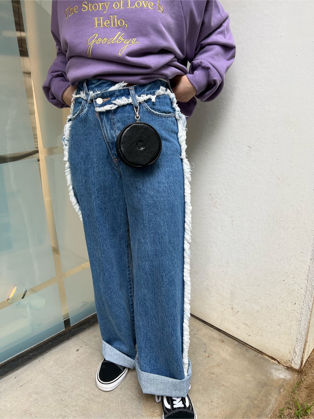 ホワイト系のTシャツ/カットソー、ブラック系のハンドバッグ、ブルー系のデニムパンツを着用したレディースの夏コーディネートの8枚目の写真