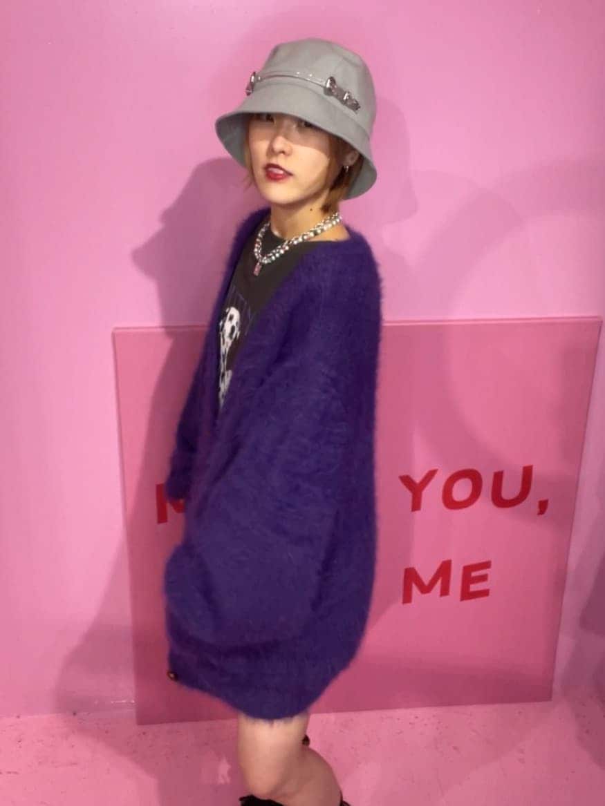 ブラック系のデニムパンツ、ブラック系のデニムパンツ、ブラック系のその他シューズを着用したレディースの秋コーディネートの3枚目の写真