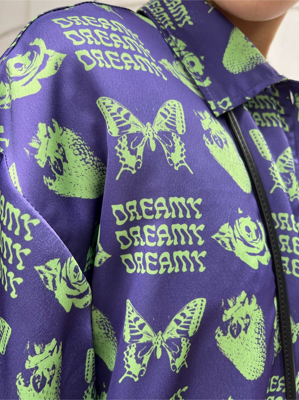 ブラック系のデニムパンツ、ブラック系のキャミソール、パープル系のTシャツ/カットソーを着用したレディースの夏コーディネートの10枚目の写真