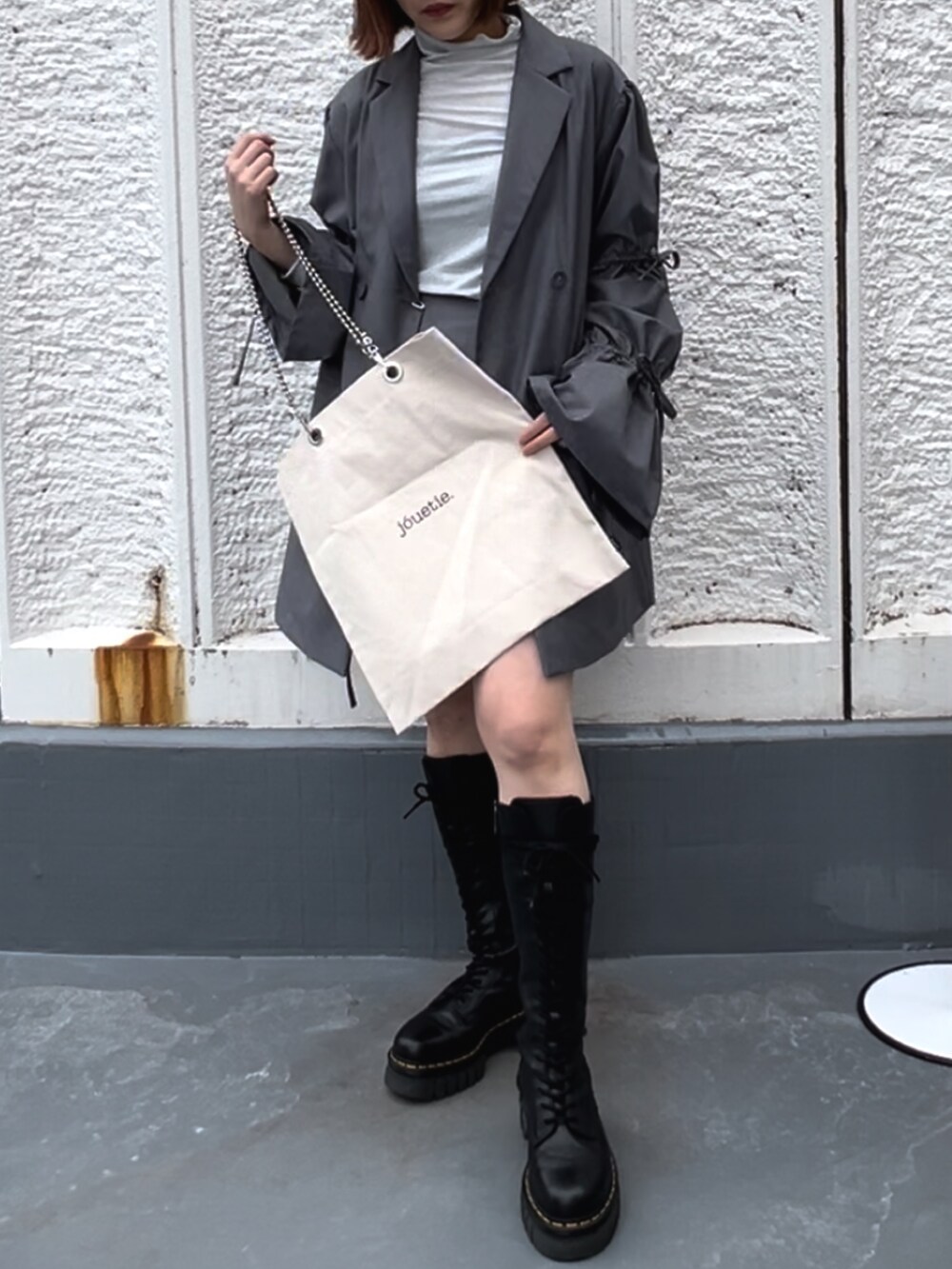 グレー系のワンピース、グレー系のスカート、シルバー系のTシャツ/カットソーを着用したレディースの春コーディネートの6枚目の写真