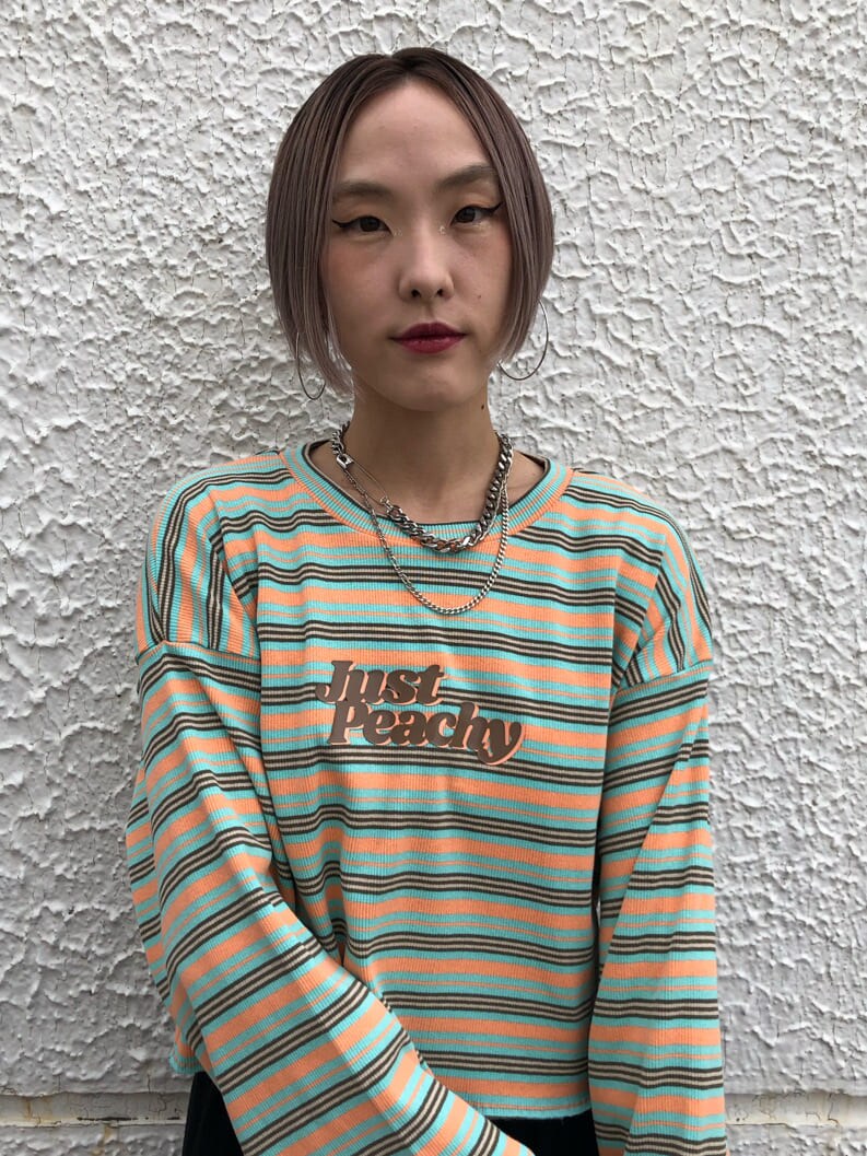 ブラック系のスカート、その他のTシャツ/カットソーを着用したレディースの秋コーディネートの5枚目の写真
