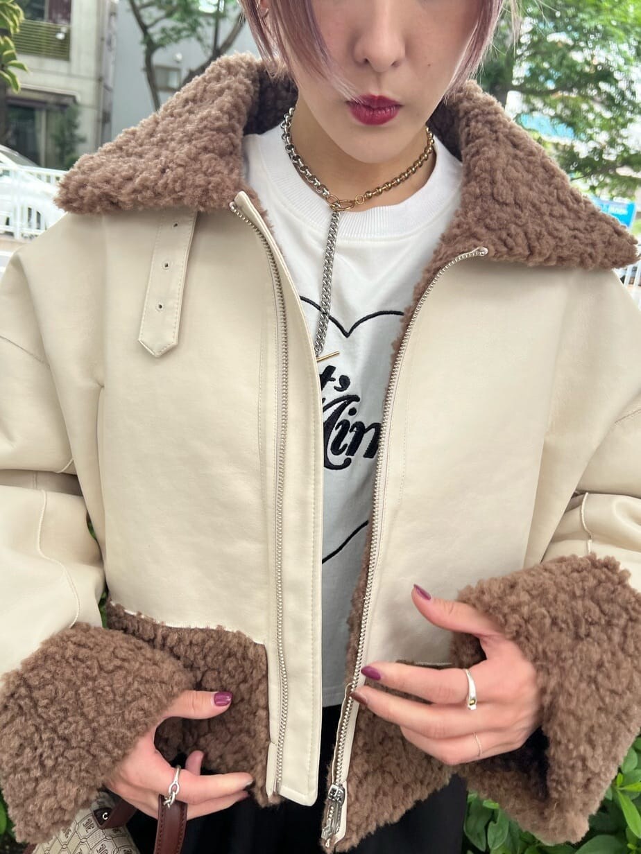 ブラウン系のハンドバッグ、ホワイト系のTシャツ/カットソー、ブラック系のその他パンツを着用したレディースの秋コーディネートの6枚目の写真