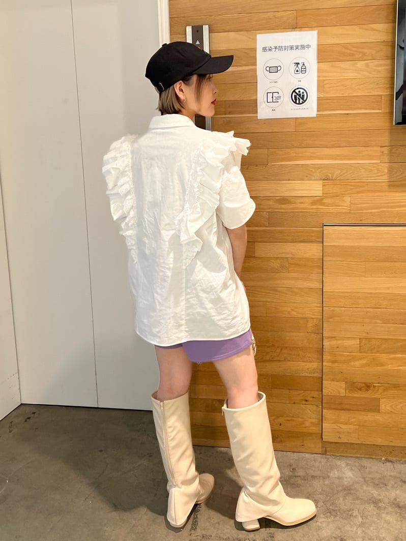 ホワイト系のボストンバッグ、ホワイト系のシャツ/ブラウス、ベージュ系のTシャツ/カットソーを着用したレディースの夏コーディネートの3枚目の写真