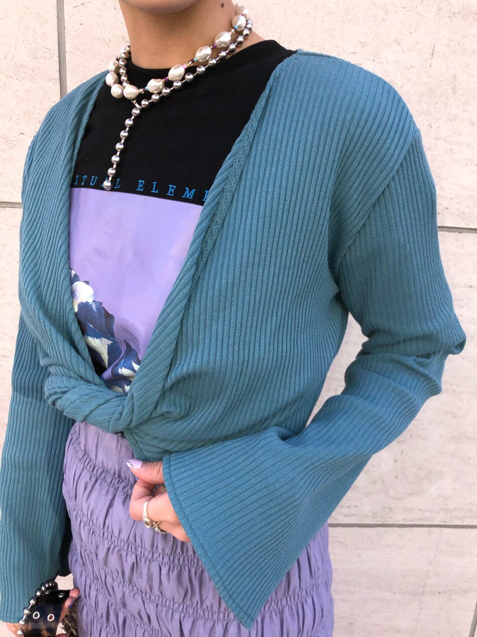 その他のショルダーバッグ、パープル系のスカート、ブラウン系のローファーを着用したレディースの春コーディネートの8枚目の写真