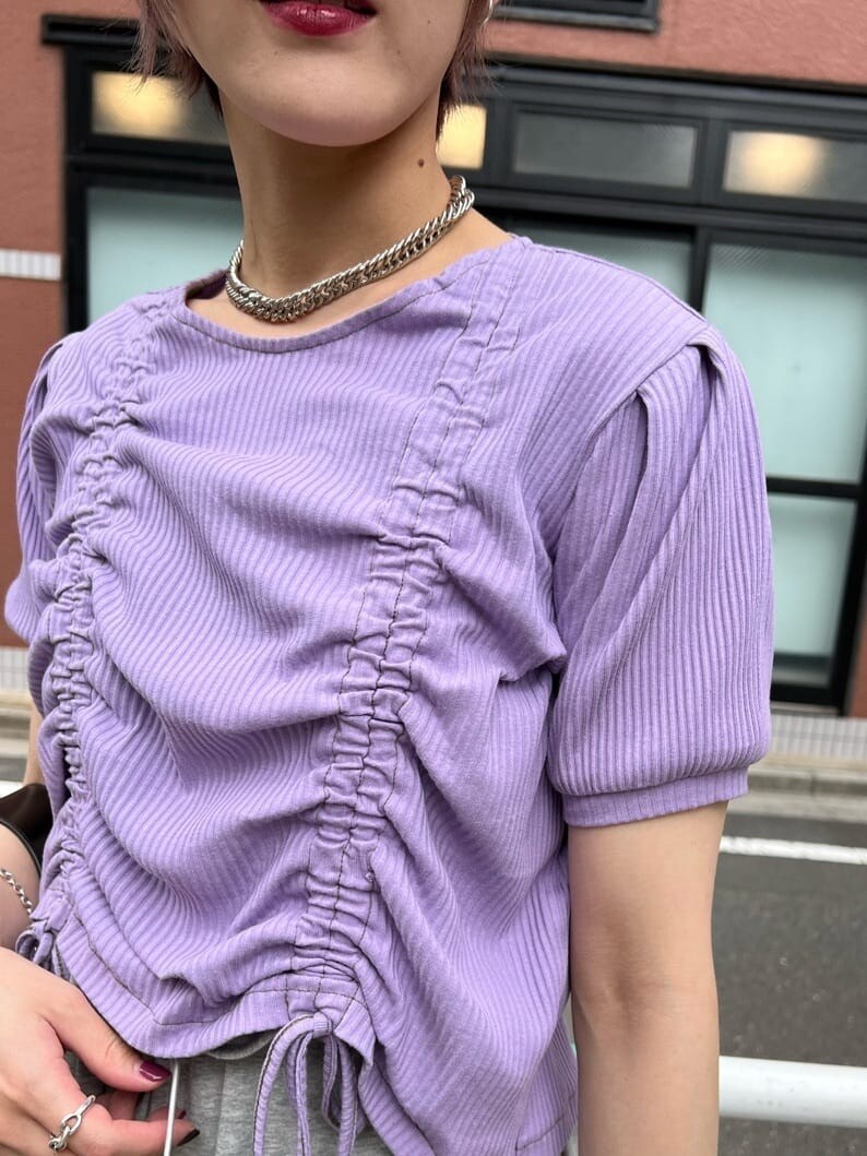 ブラック系のハンドバッグ、パープル系のTシャツ/カットソー、グレー系のその他パンツを着用したレディースの夏コーディネートの6枚目の写真