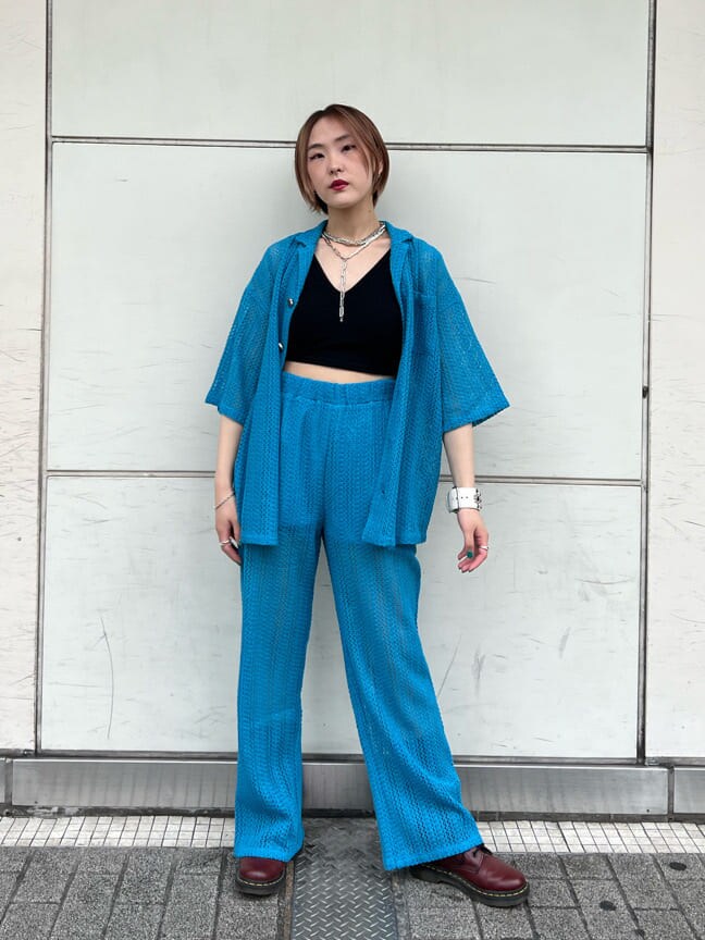 ブラック系のキャミソール、ブルー系のその他パンツ、ブルー系のシャツ/ブラウスを着用したレディースの夏コーディネートの2枚目の写真