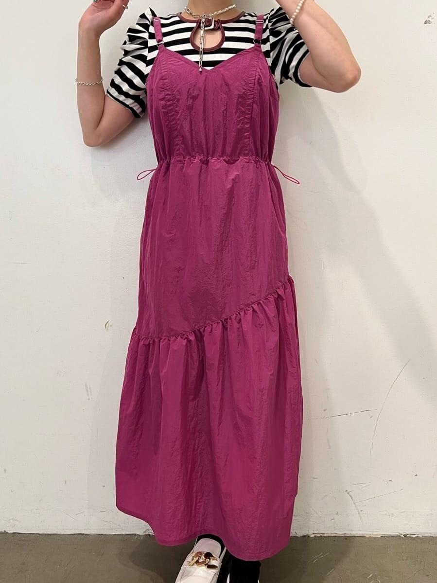 ホワイト系のローファー、ホワイト系のTシャツ/カットソー、ピンク系のジャンパースカートを着用したレディースの秋コーディネートの8枚目の写真