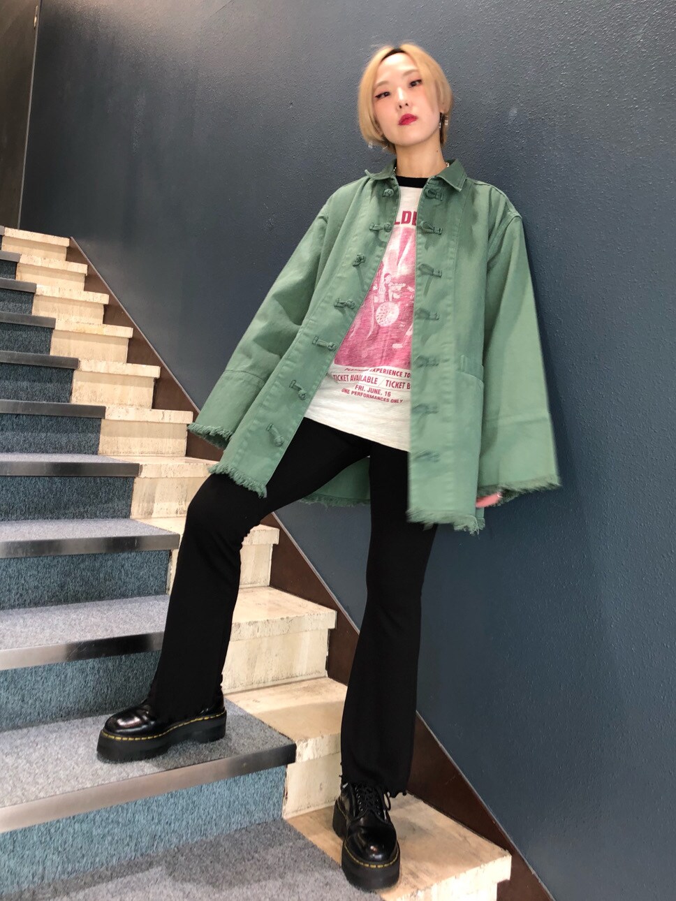 ベージュ系のデニムジャケット、ブラック系のその他パンツ、ホワイト系のTシャツ/カットソーを着用したレディースの春コーディネートの6枚目の写真