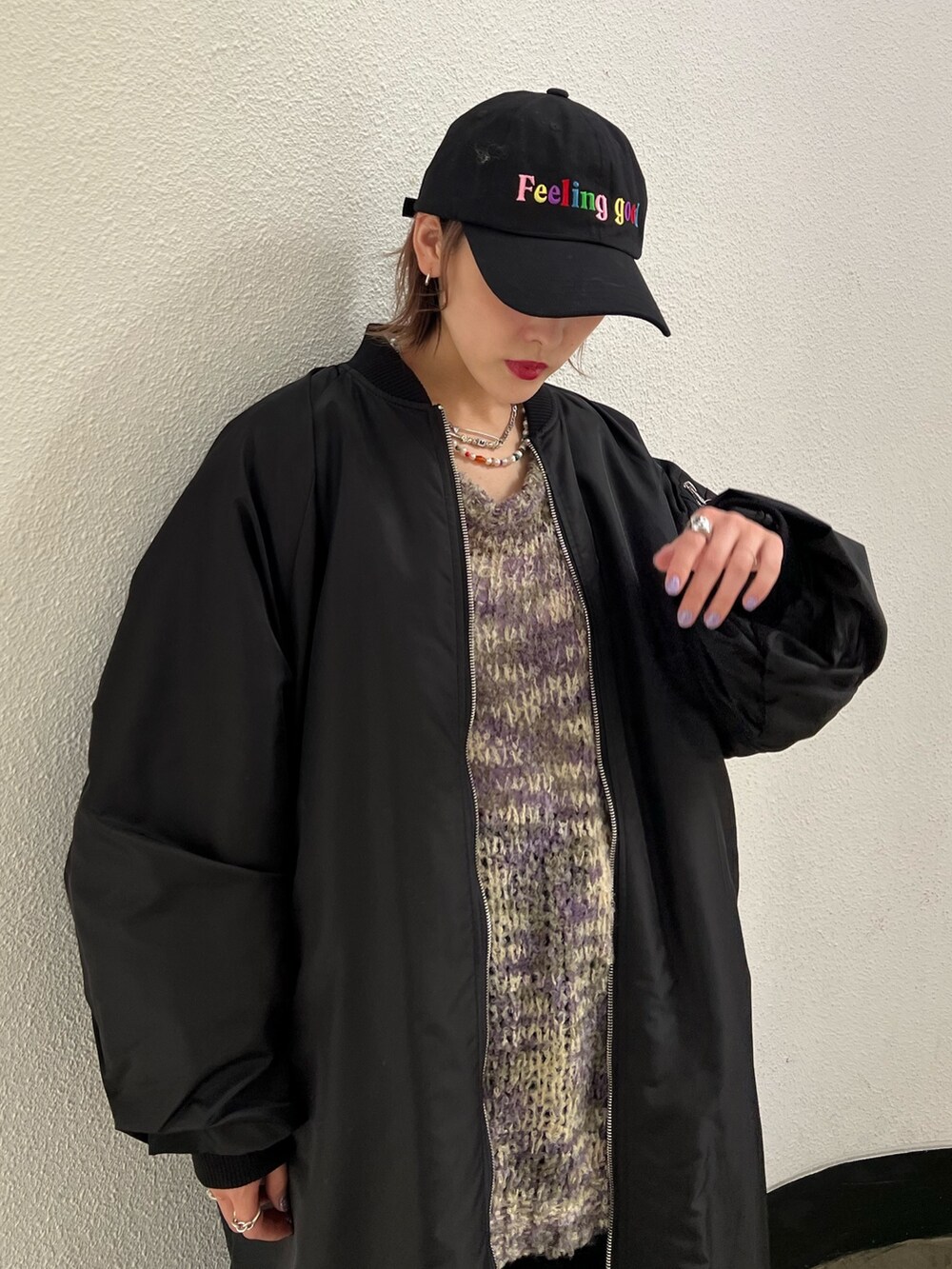 ブラック系のその他パンツ、ブラック系のニット/セーター、ブラック系のブーツを着用したレディースの冬コーディネートの5枚目の写真