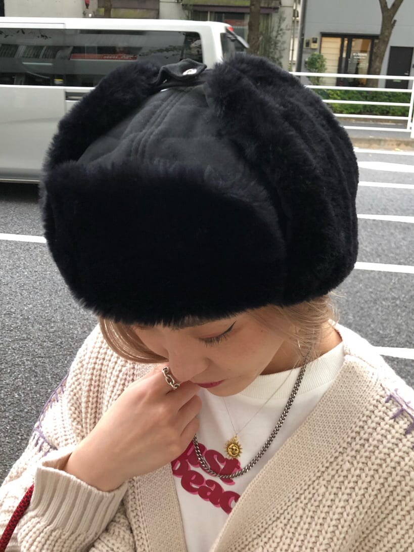 ブラック系のショルダーバッグ、ベージュ系のワンピース、ホワイト系のカーディガン/ボレロを着用したレディースの秋コーディネートの7枚目の写真