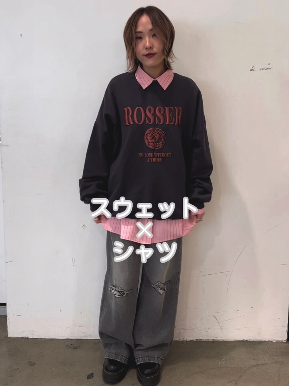 ブラック系のスウェット、ブラック系のデニムパンツ、ピンク系のシャツ/ブラウスを着用したレディースの秋コーディネートの2枚目の写真