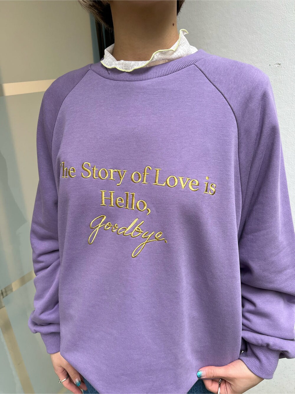 ホワイト系のTシャツ/カットソー、ブラック系のハンドバッグ、ブルー系のデニムパンツを着用したレディースの夏コーディネートの6枚目の写真