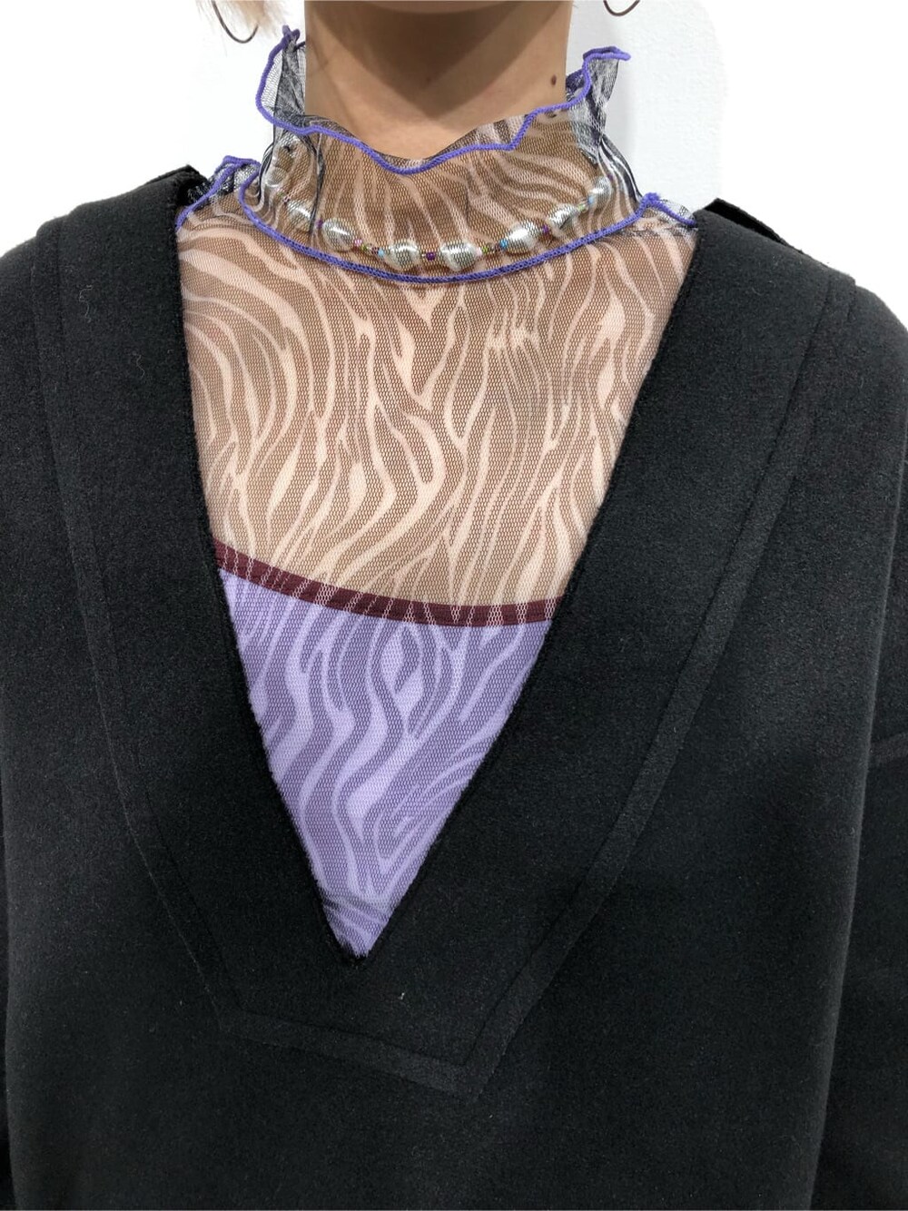 その他のTシャツ/カットソー、パープル系のキャミソール、ブラック系のスウェットを着用したレディースの秋コーディネートの7枚目の写真