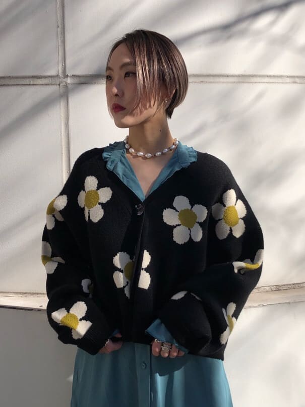 ブラック系のワンピース、ブラック系のカーディガン/ボレロを着用したレディースの冬コーディネートの4枚目の写真